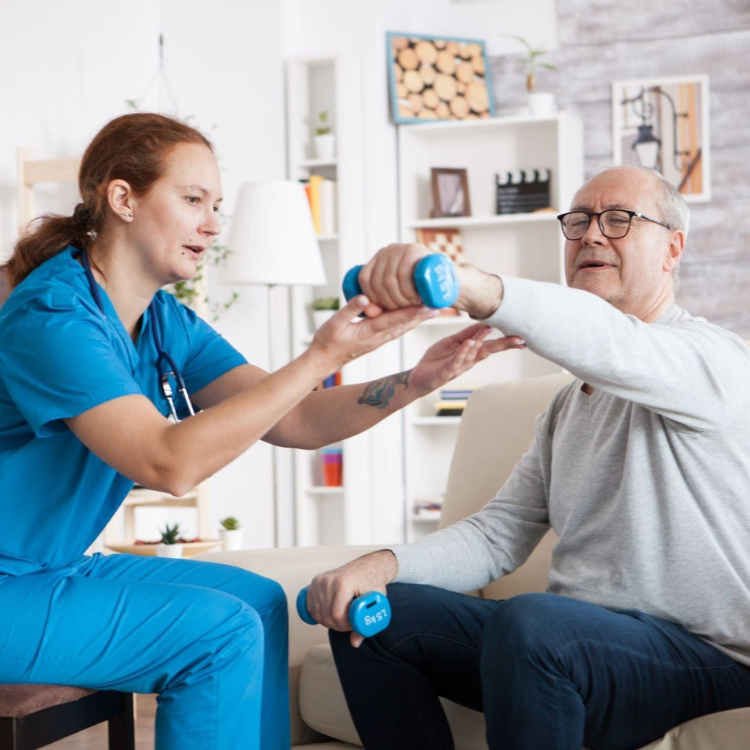 Profissional de saúde auxilia um homem sentado a realizar exercícios de braços com halteres azuis.