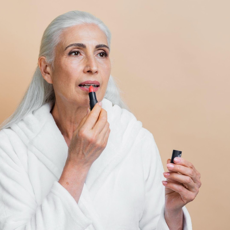 Mulher com pele madura a maquilhar-se