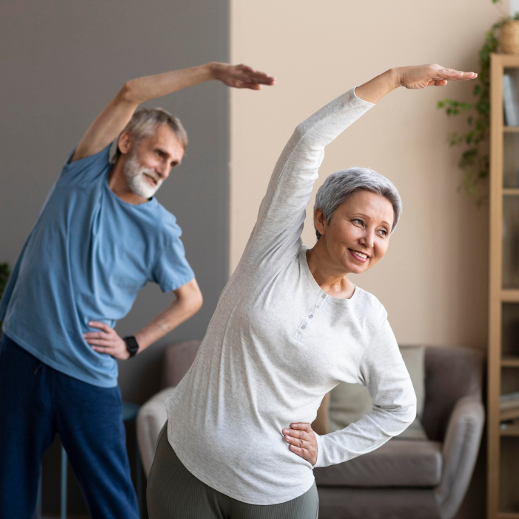 Casal a fazer exercícios para prevenir a perda de mobilidade