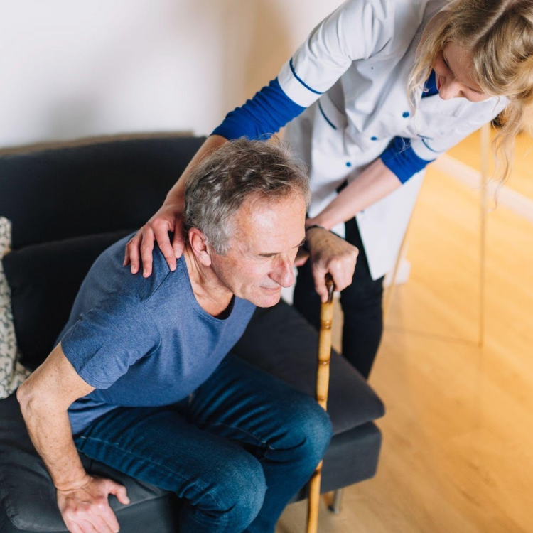 O que fazer perante uma queda de um idoso?