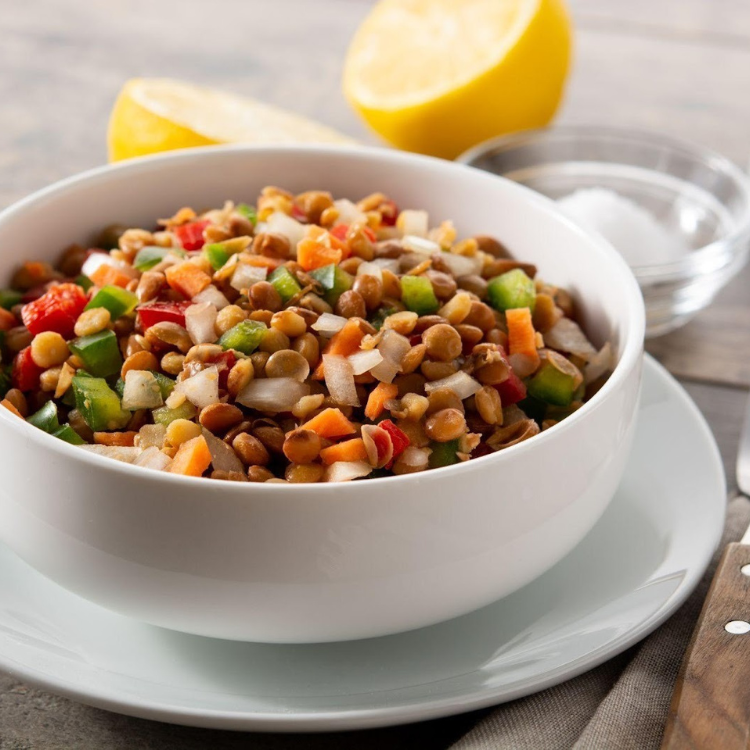 Arroz integral com lentilhas e legumes salteados