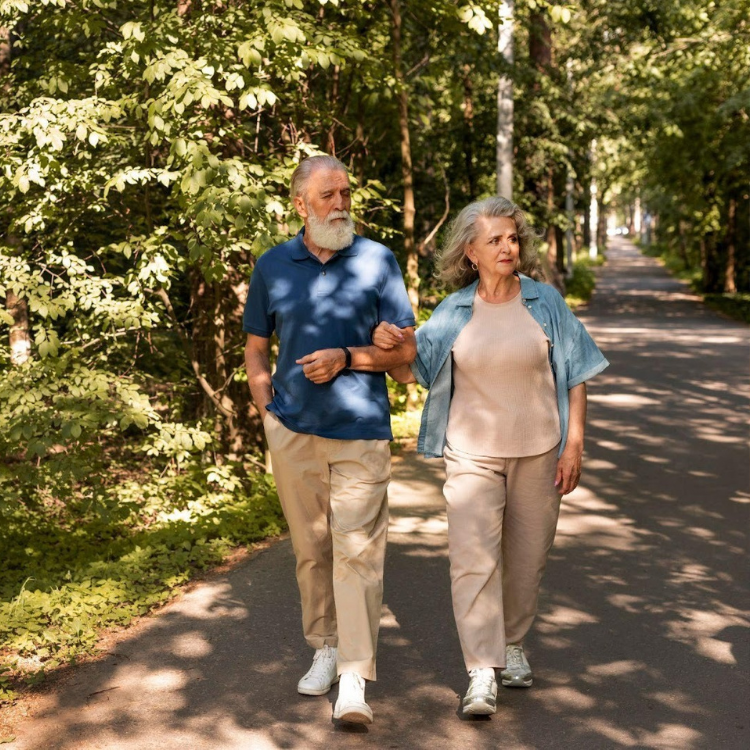 Casal de idosos a fazer uma caminhada num parque verde