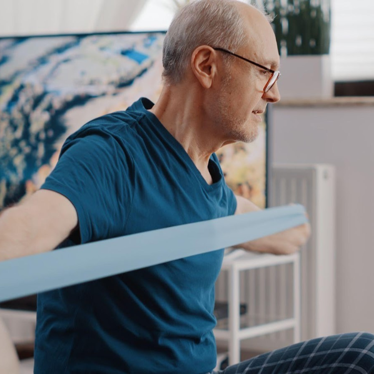 Exercícios com elástico: treino de equilíbrio e força em idosos