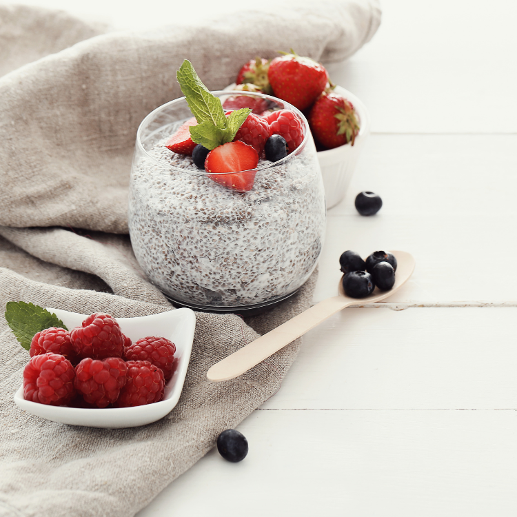 Taça com pudim de chia e frutos vermelhos